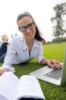 femme avec ordinateur portable dans le parc photo