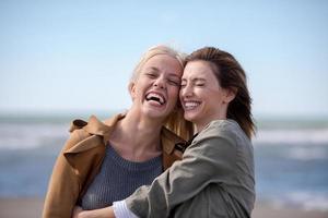 femmes souriantes et profitant de la vie à la plage photo