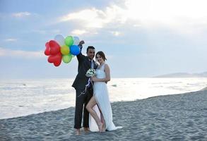 mariage romantique sur la plage au coucher du soleil photo