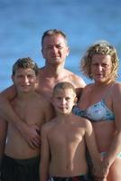 portrait de famille sur la plage pendant les vacances d'été photo