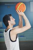 Joueur de basket-ball au hall de sport photo