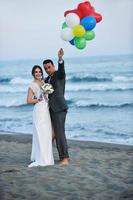 mariage romantique sur la plage au coucher du soleil photo