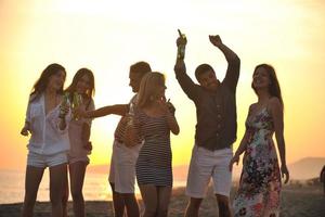 un groupe de jeunes profite d'une fête d'été à la plage photo