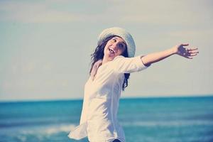 heureuse jeune femme sur la plage photo