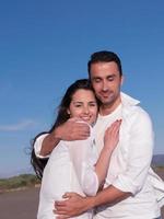 jeune couple sur la plage s'amuser photo