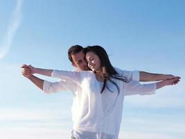 jeune couple sur la plage s'amuser photo