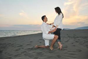 heureux jeune couple s'amuser sur la plage photo