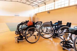 une photo du fauteuil roulant, de l'équipement pour fauteuil roulant et du ballon situés dans l'aréna avant le match