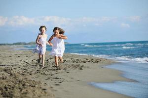 jolies petites filles courant sur la plage photo