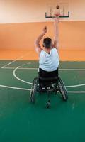 un caméraman avec un équipement professionnel enregistre un match de l'équipe nationale en fauteuil roulant jouant un match dans l'arène photo