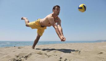 Joueur de beach-volley masculin photo
