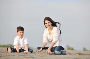 maman et fils se détendant sur la plage photo