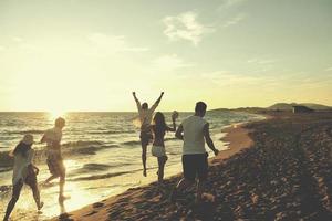 groupe de personnes courant sur la plage photo