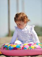 petit portrait d'enfant de sexe féminin sur la plage photo