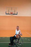 une photo d'un ancien combattant jouant au basket-ball dans une arène sportive moderne. le concept de sport pour les personnes handicapées