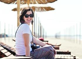 jeune femme se détendre sur la plage photo