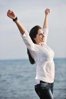 jeune femme profiter de la plage photo