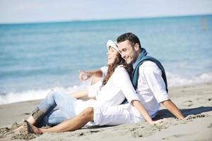 heureux jeune couple s'amuser sur la belle plage photo