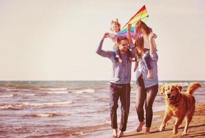 jeune famille heureuse profitant de vacances pendant la journée d'automne photo