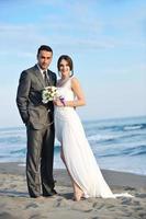 mariage romantique sur la plage au coucher du soleil photo