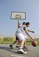 match de streetball tôt le matin photo