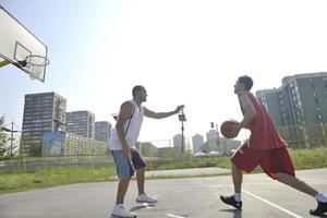 match de streetball tôt le matin photo