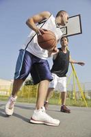 match de streetball tôt le matin photo