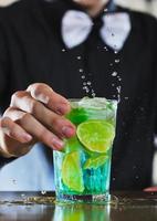 un barman professionnel prépare un cocktail lors d'une fête photo