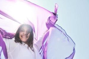 jeune femme se détendre sur la plage photo