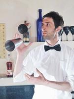 un barman professionnel prépare un cocktail lors d'une fête photo