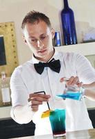 un barman professionnel prépare un cocktail lors d'une fête photo