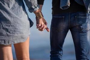 jeune couple aimant sur une plage à la journée ensoleillée d'automne photo