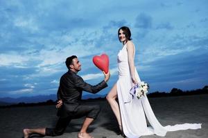 mariage romantique sur la plage au coucher du soleil photo