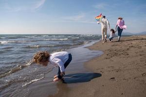 famille heureuse profitant de vacances pendant la journée d'automne photo