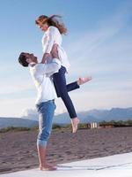 jeune couple sur la plage s'amuser photo