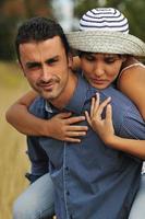 un jeune couple heureux passe un moment romantique en plein air photo