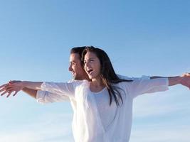 jeune couple sur la plage s'amuser photo