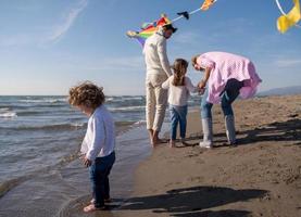 famille heureuse profitant de vacances pendant la journée d'automne photo