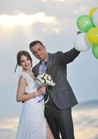 mariage romantique sur la plage au coucher du soleil photo