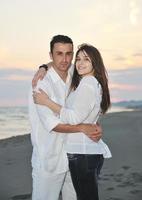 heureux jeune couple s'amuser sur la plage photo