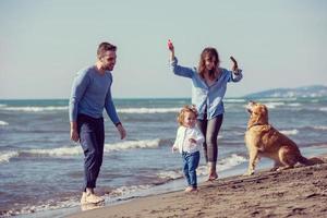 jeune famille heureuse profitant de vacances pendant la journée d'automne photo