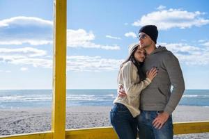 couple discutant et s'amusant au bar de la plage photo