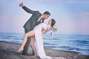 mariage romantique sur la plage au coucher du soleil photo