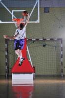 Joueur de basket-ball au hall de sport photo