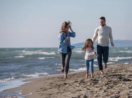 jeune famille profitant de vacances en automne photo