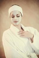 femme au spa avec masque cosmétique photo