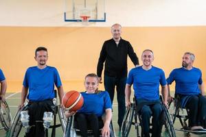 photo de l'équipe de basket-ball des invalides de guerre avec des équipements sportifs professionnels pour les personnes handicapées sur le terrain de basket