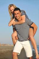 un jeune couple heureux passe un moment romantique sur la plage photo