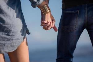 jeune couple aimant sur une plage à la journée ensoleillée d'automne photo