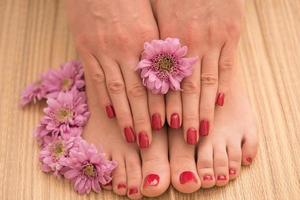 pieds et mains féminins au salon de spa photo